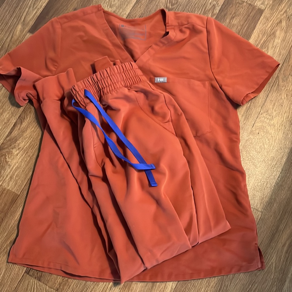 Burnt orange figs scrub set